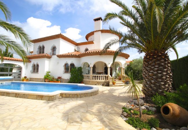 Villa/Dettached house in Miami Playa - GRANADA Villa piscina, jardín, BBQ, Wifi gratis