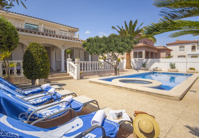 Вилла на Miami Playa - LEMON Villa con piscina y Wifi gratis Вилла на Miami Playa - LEMON Villa con piscina y Wifi gratis