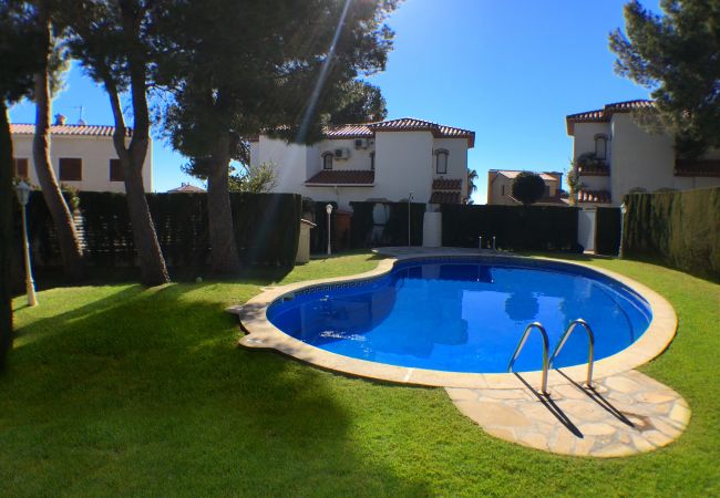 Таунхаус на Miami Playa - RIOJA Adosado jardín, BBQ, piscina y Wifi gratis Таунхаус на Miami Playa - RIOJA Adosado jardín, BBQ, piscina y Wifi gratis