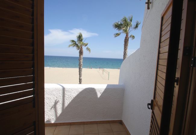 Таунхаус на Miami Playa - CASABLANCA 1ª línea mar con BBQ y Wifi Таунхаус на Miami Playa - CASABLANCA 1ª línea mar con BBQ y Wifi