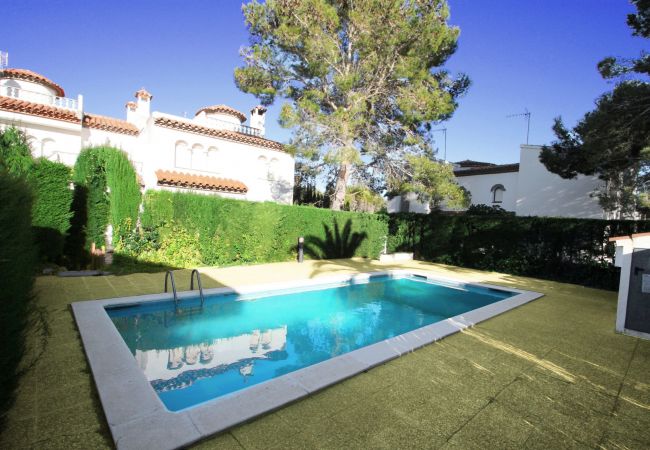 Таунхаус на Миами Плайя - BEDOL1 Adosado jardín, piscina comun, WiFi gratis Таунхаус на Миами Плайя - BEDOL1 Adosado jardín, piscina comun, WiFi gratis