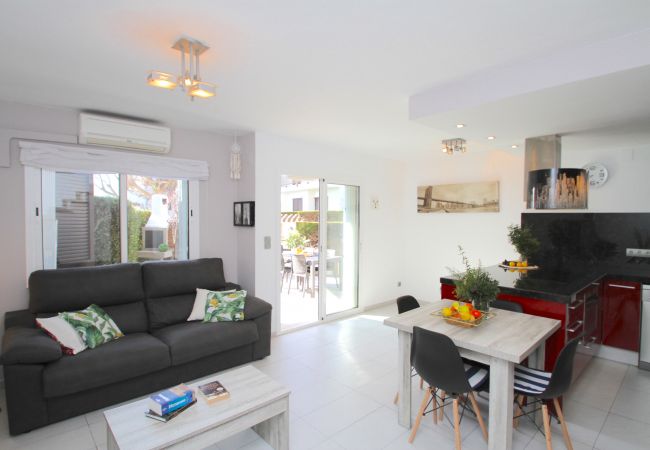 Таунхаус на Miami Playa - CALETA adosado 1ª línea del mar, piscina comun Таунхаус на Miami Playa - CALETA adosado 1ª línea del mar, piscina comun